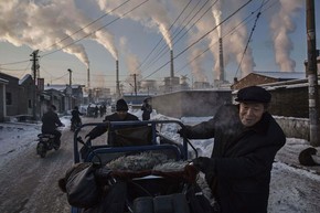 Chineses empurrando um carrinho em bairro vizinho a uma usina termoelétrica abastecida por carvão em Shanxi, na China, foi eleita a melhor foto na categoria 'Vida Diária' (Foto: Kevin Frayer/World Press Photo 2016)