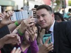Channing Tatum faz selfies com fãs em première de filme