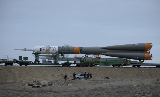 A nave Soyuz TMA-12M é levada até a plataforma de lançamento neste domingo (23), no cosmódromo de Baikonur, no Cazaquistão (Foto: NASA/Bill Ingalls) A nave Soyuz TMA-12M é levada até a plataforma de lançamento neste domingo (23), no cosmódromo de Baikonur, no Cazaquistão (Foto: NASA/Bill Ingalls)