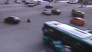 De velocípede, menino de 3 anos invade cruzamento na contramão
