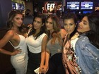 Kim Kardashian e Kylie Jenner vão à festa de Khloe Kardashian