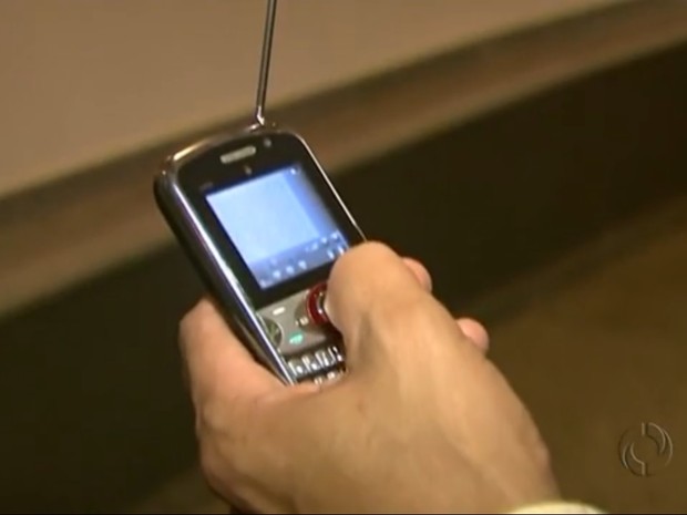 Padrinho tenta sintonizar TV para acompanhar a Seleção no casamento. (Foto: RPC TV Maringá/Reprodução)