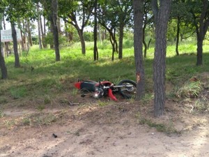 Condutor da motocicleta morreu com o impácto da batida (Foto: Polícia Militar/Divulgação)