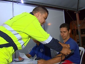 Motoristas avaliados por técnicos em enfermagem (Foto: Felipe Lazzarotto/ EPTV)