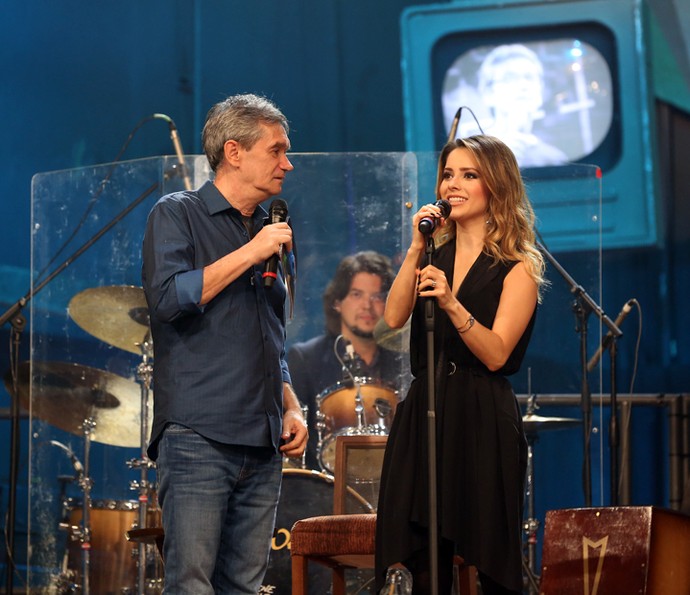 Sandy e o apresentador Serginho Groisman no 'Altas Horas' (Foto: Carol Caminha/Gshow)