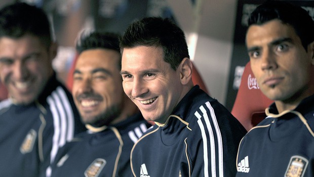 Messi banco de reservas jogo Argentina Colômbia (Foto: AFP)