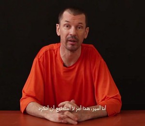 Imagem retirado do vídeo divulgado pelo braço midiático do Estado Islâmico mostra o jornalista britânico John Cantlie (Foto: AP)
