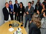 Julio Iglesias ganha festa surpresa em camarim após show no Rio
