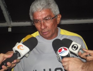 Givanildo Oliveira, técnico do ABC (Foto: Matheus Magalhães/GLOBOESPORTE.COM)