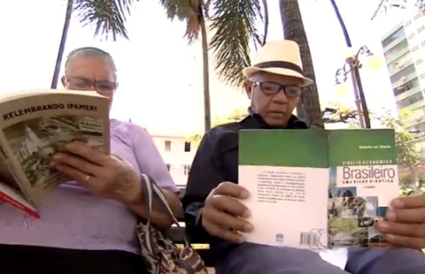 Goianos se surpreendem ao encontrar livros em locais públicos de Goiânia, Goiás (Foto: Reprodução/ TV Anhanguera)