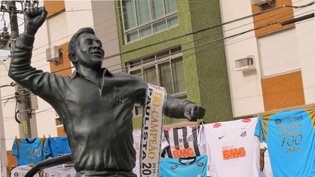 Estátua Pelé Santos (Foto: Lincoln Chaves/Globoesporte.com)