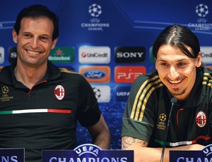 Ibrahimovic e Allegri na coletiva do Milan (Foto: AFP)