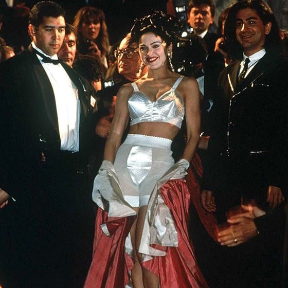 Madonna no lançamento de &#39;Na Cama com Madonna&#39; em Cannes, em 1991: &quot;Quando passamos pelo tapete vermelho, ela abriu a capa que estava vestindo e estava só de sutiã e calcinha por baixo&quot;, relembra Steve (Foto: Divulgação)