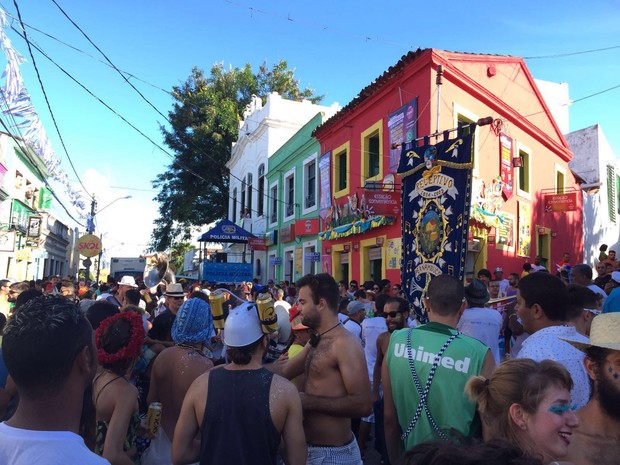 Ladeiras de Olinda já estão tomadas por foliões e orquestras (Foto: Lorena Andrade / G1)