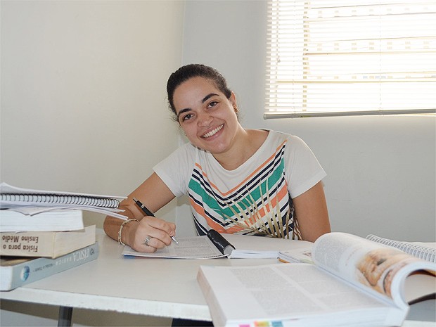 Larissa Chini encara as salas de cursinhos há anos para realizar o sonho de ser médica (Foto: Fernanda Testa/G1)