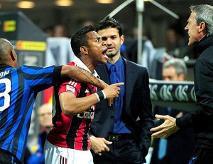 Robinho bate boca na partida do Milan contra o Inter de Milão (Foto: AFP)