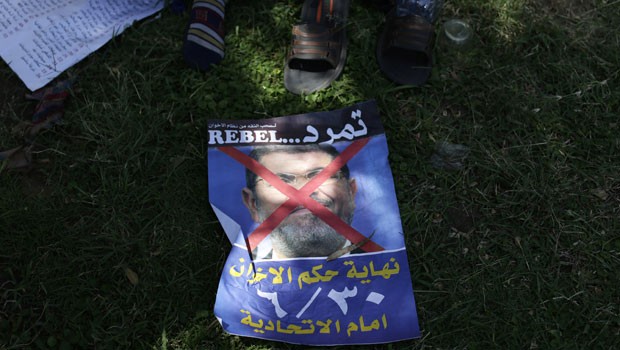 Cartaz contra Morsi é visto no cairo nesta sexta (28); grande manifestação contra o presidente foi convocada para domingo (30) (Foto: Hassan Ammar/AP) Cartaz contra Morsi é visto no cairo nesta sexta (28); grande manifestação contra o presidente foi convocada para domingo (30) (Foto: Hassan Ammar/AP)