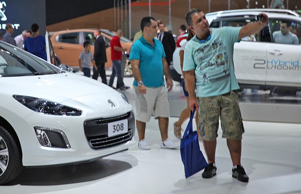 Visitante faz 'selfie' no Salão de SP (Foto: Rafael Miotto/G1)