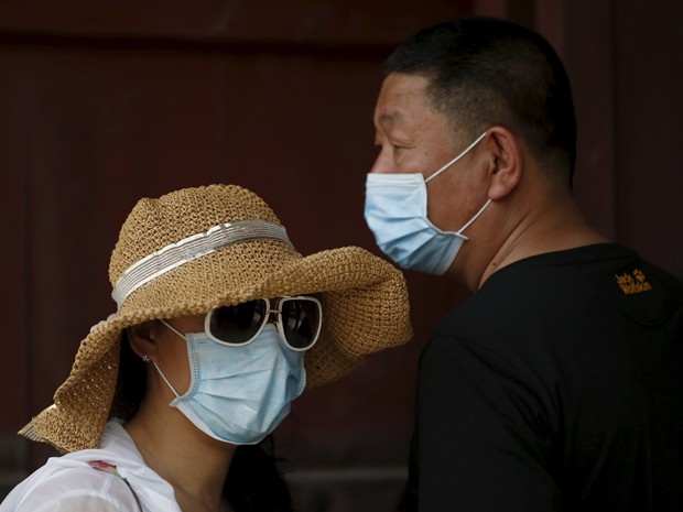 Turistas chineses usam máscaras para se proteger do vírus da Mers durante passeio no Palácio Gyeongbok, em Seul, na Coreia do Sul, na quinta (4) (Foto: Reuters/Kim Hong-Ji)