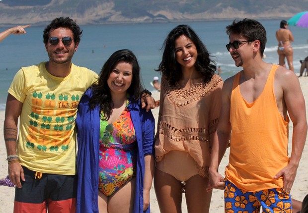 Mariana e Yanna posam com a dupla Bruninho &amp; Davi (Foto: Marcos Ferreira/Photo Rio News)