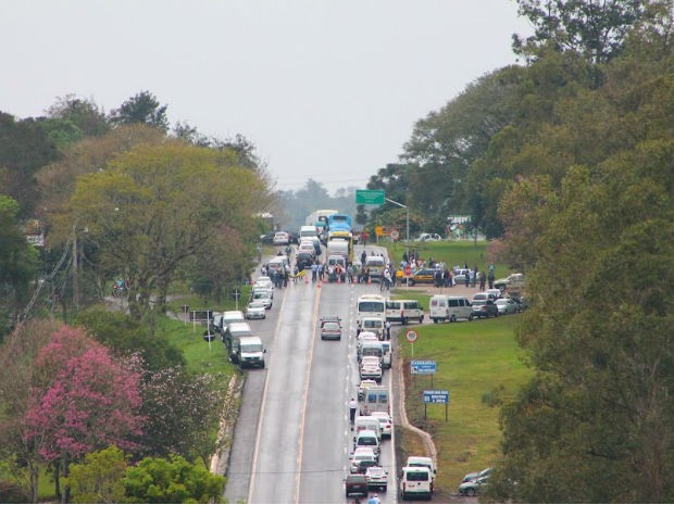 Protesto de motoristas fecha o Parque Nacional do Iguaçu (Foto: Thiago Messa Brune/Parque Nacional do Iguaçu/Divulgação )