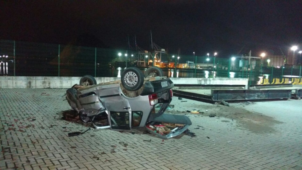 Carro capotou no Porto de Vitória (Foto: Divulgação/ Guarda Municipal de Vitória)
