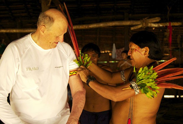 Harold V, rei da Noruega, recebe homenagem de índios durante visita à Amazônia (Foto: Rainforest Foundation Norway / ISA Brazil)