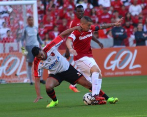 D`Alessandro disputa de bola com André Santos (Foto: Diego Guichard/GloboEsporte.com)