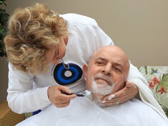 Dona Marisa corta cabelo e barba do ex-presidente Lula, durante tratamento contra o câncer em 2011 (Foto: Ricardo Stuckert/Instituto Lula)