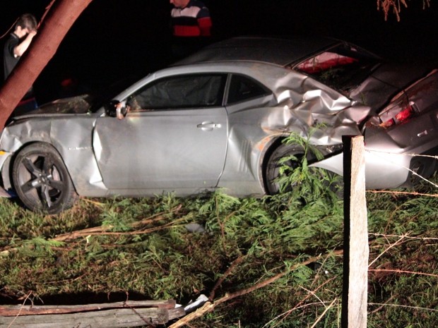 Camaro capotou após atingir um cavalo na pista em Tabapuã, SP (Foto: Jonas Garcia Luciano / Gazeta do Interior)