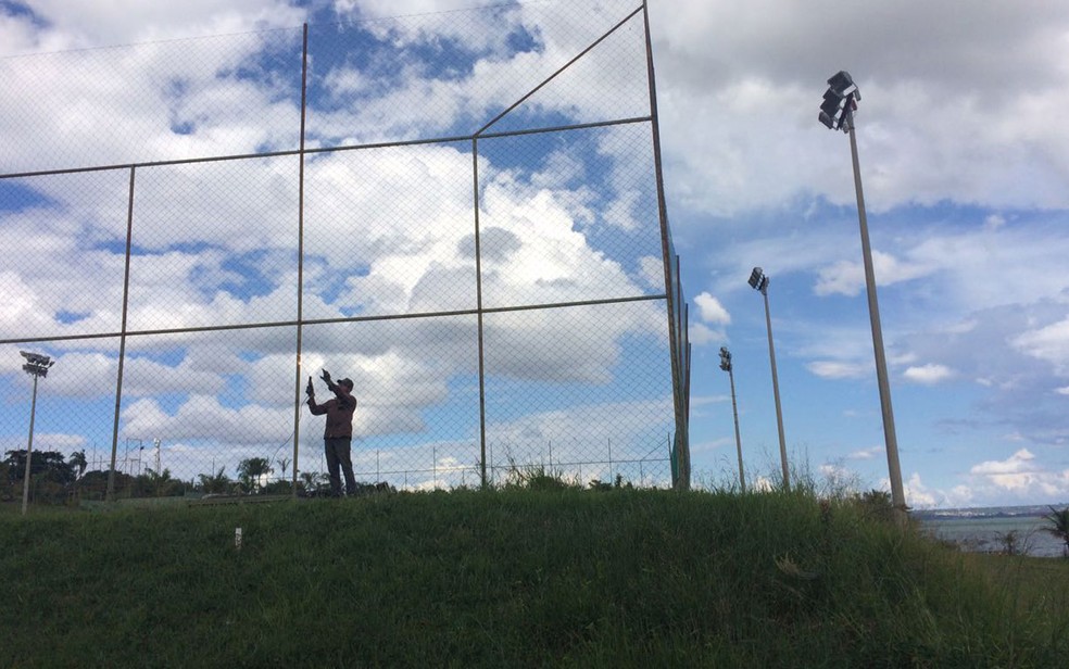 Quadras de esporte particulares erguidas na Orla do Lago foram derrubadas (Foto: Wellington Hanna)