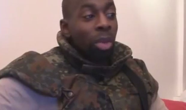 Homem que seria Amedy Coulibaly aparece em vídeo reivindicando o ataque que matou um policial e dizendo que ajudou os irmãos Kouachi (Foto: Reprodução/YouTube/Ak Vidéo)