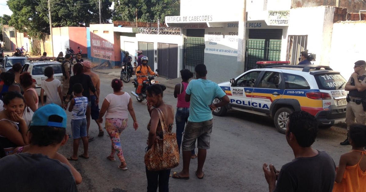 Manifestantes pedem punição de comerciante em Montes Claros - Globo.com