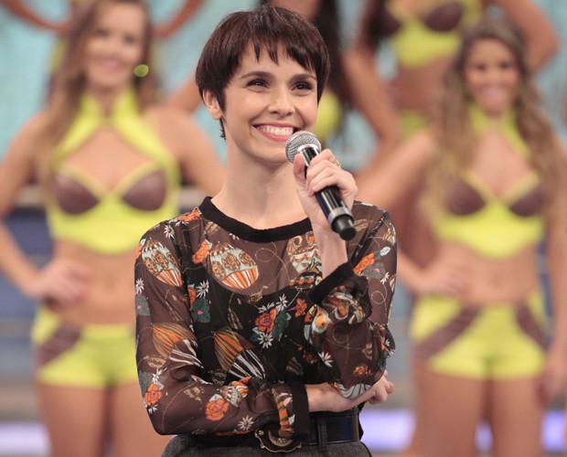 Débora Falabella defende sua personagem em 'Avenida' (Foto: Domingão do Faustão / TV Globo)