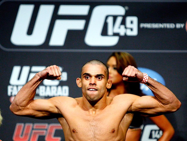 Renan Barão pesagem UFC  (Foto: AP)