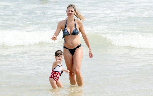 Ex-paquita Cátia Paganote com a filha na praia (Foto: Gabriel Rangel / AgNews)