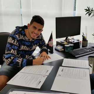 Corinthians renova contrato de zagueiro que surpreendeu Cristóvão