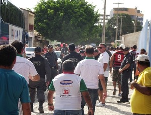 Confusão de torcida Baraúnas x Campinense (Foto: Silas Batista)