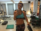 Mirella Santos exibe barriga definida mesmo após 20 dias sem dieta