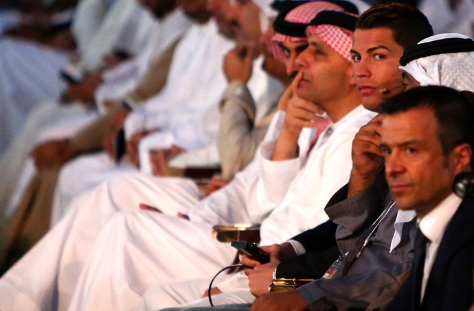 Cristiano Ronaldo ao lado do empresário Jorge Mendes conferência ABU Dhabi (Foto: Agência AFP)