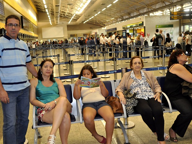 Passageiros aguardam reabertura do Aeroporto Internacional de Viracopos, em Campinas (SP) (Foto: Lana Torres/ G1 Campinas)