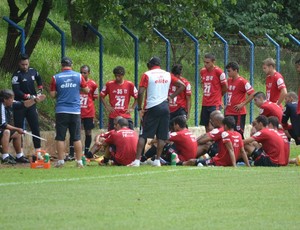 Marcelo Veiga conversa com elenco do Botafogo-SP (Foto: Rafael Martinez/Agência Botafogo)
