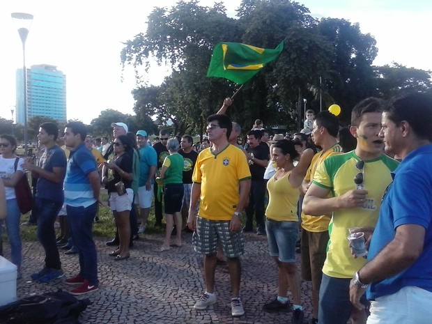 Camisas em verde e amarelo, rostos pintados e bandeiras do Brasil estavam presente nos protestos (Foto: Marcos Martins/G1)