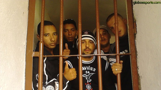 torcedores corinthians presos (Foto: Ricardo Taves)