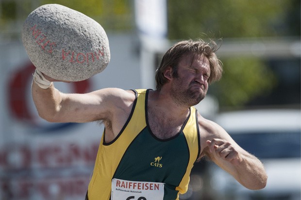 Em Walenstadt, Urs Hasler joga pedra de 40 kg durante prova de campeonato (Foto: Keystone,Gian Ehrenzeller/AP)