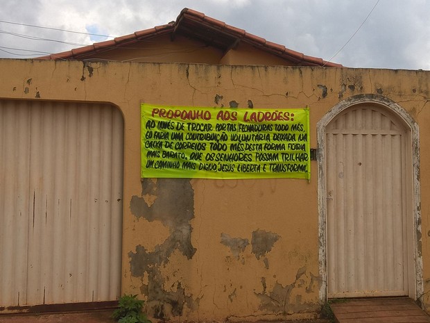 Bombeiro hidráulico deixa faixa com recado a ladrões após ter casa furtada duas vezes em menos de três meses (Foto: Emanoel Costa/Arquivo Pessoal)