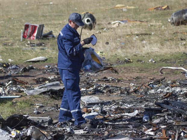 Funcionário do Ministério de Emergências trabalha em local da queda do voo MH17, no leste da Ucrânia, no dia 13 de outubro (Foto: REUTERS/Shamil Zhumatov)