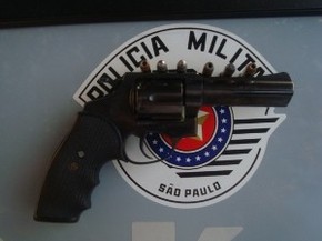 Revólver calibre 38 e munições apreendidos (Foto: Polícia Militar de Sorocaba)