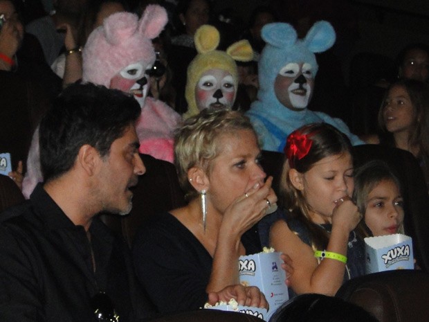 Xuxa e Juno juntos no lançamento do DVD (Foto: TV Xuxa/TV Globo)