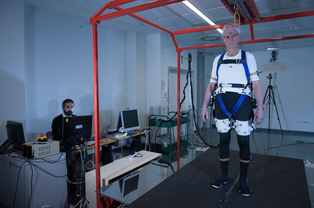   Fulvio Bertelli usa protótipo de exoesqueleto para caminhar em esteira   (Foto: Hillary Sanctuary / EPFL)